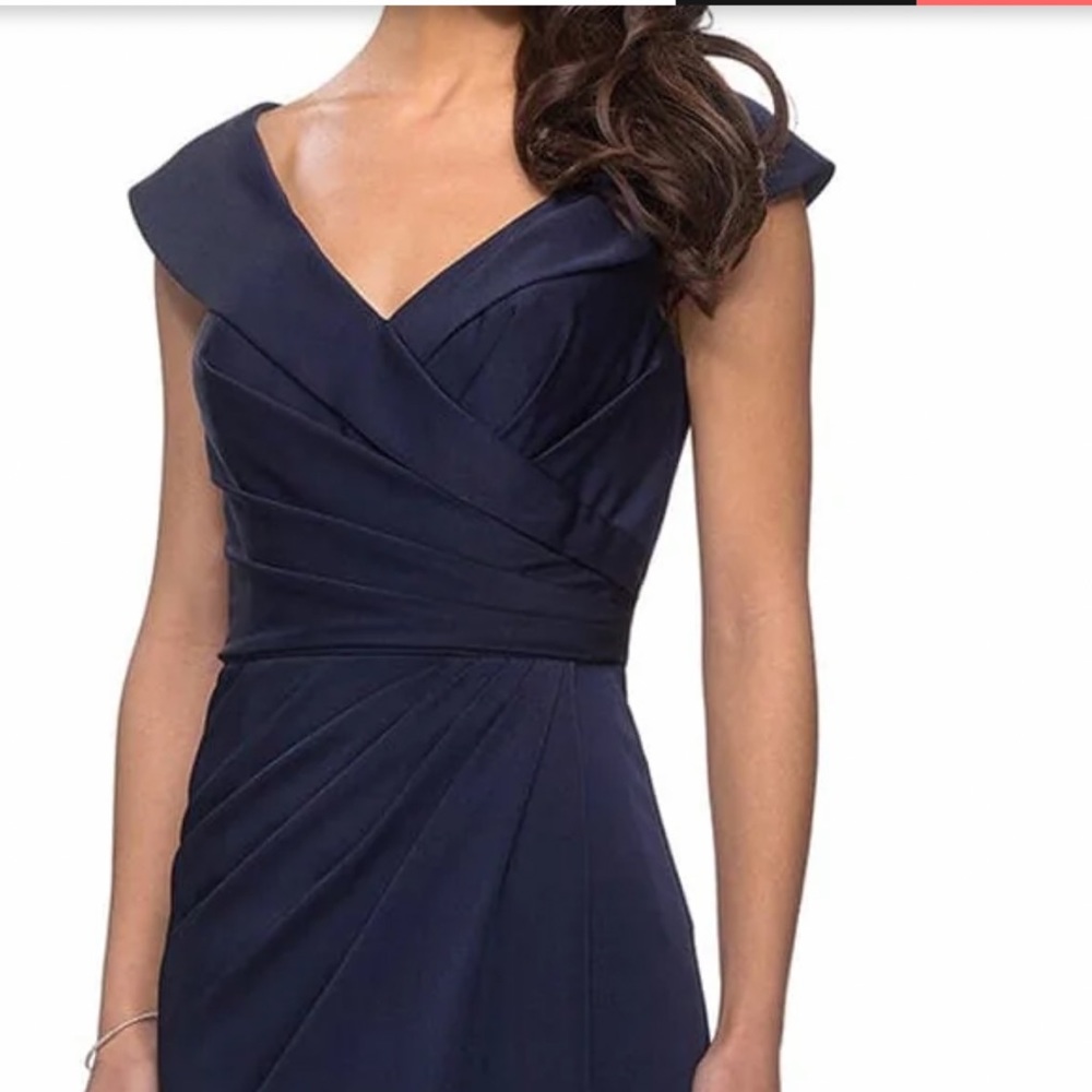 💎SOLD💎Gorgeous La Femme, navy, off the shoulder, ruched dress. Never worn!!